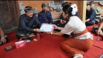 Wabup Bagus Alit Sucipta menyerahkan penghargaan tertib administrasi pengurusan akte kematian di Banjar Tiying Tutul, Desa Pererenan, Kecamatan Mengwi