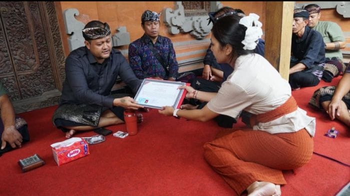 Wabup Bagus Alit Sucipta menyerahkan penghargaan tertib administrasi pengurusan akte kematian di Banjar Tiying Tutul, Desa Pererenan, Kecamatan Mengwi