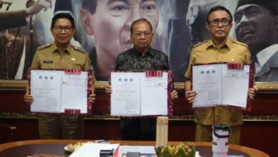 Bupati I Wayan Adi Arnawa menandatangani perjanjian kerjasama pembangunan fasilitas Pengolahan Sampah menjadi Energi Listrik (PSEL) Denpasar Raya di Kantor Gubernur Bali, Renon, Denpasar