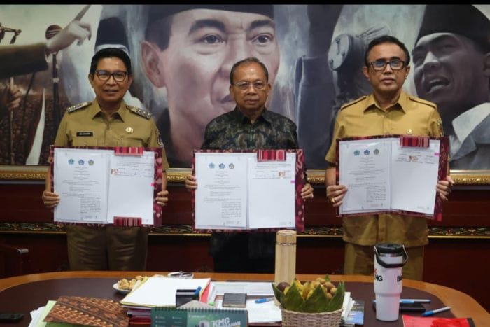 Bupati I Wayan Adi Arnawa menandatangani perjanjian kerjasama pembangunan fasilitas Pengolahan Sampah menjadi Energi Listrik (PSEL) Denpasar Raya di Kantor Gubernur Bali, Renon, Denpasar