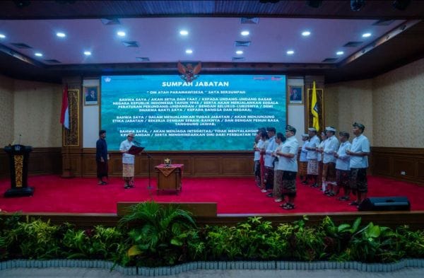 Bupati Wayan Adi Arnawa melantik dan mengambil sumpah jabatan 12 Pejabat Pimpinan Tinggi Pratama di Lingkungan Pemkab. Badung di Ruang Kertha Gosana, Puspem Badung