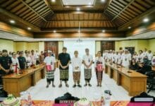 Bupati Wayan Adi Arnawa, menyerahkan SK. Pengangkatan Kepala Sekolah di Ruang Kriya Gosana, Puspem Badung