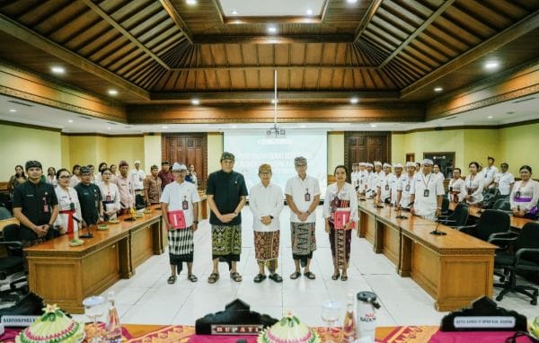 Bupati Wayan Adi Arnawa, menyerahkan SK. Pengangkatan Kepala Sekolah di Ruang Kriya Gosana, Puspem Badung