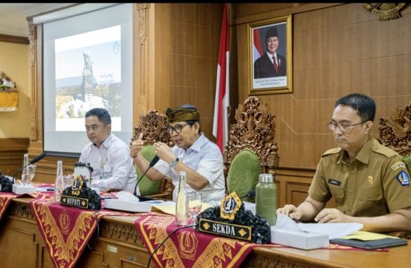 Bupati Wayan Adi Arnawa saat entry meeting BPK atas LKPD Kabupaten Badung TA 2025, di Ruang Pertemuan Kriya Gosana, Puspem Badung