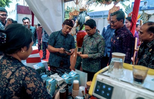 Bupati Wayan Adi Arnawa saat menghadiri dan menerima Sertifikat HKI di Kabupaten Klungkung