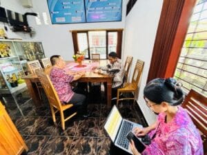 Ketua Bawaslu Tabanan saat menyambangi SMAN 2 Tabanan