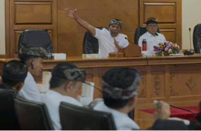 Ketua DPRD Kabupaten Badung, I Gusti Anom Gumanti, didampingi Wakil Ketua II I Made Wujaya memimpin Rapat Pimpinan dan Anggota Badan Musyawarah (Banmus) DPRD Kabupaten Badung