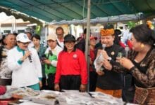 Ny Putri Koster didampingi Ny Budiasih Dirga saat menghadiri kegiatan Pasar Rakyat PKK Provinsi Bali di Tabanan