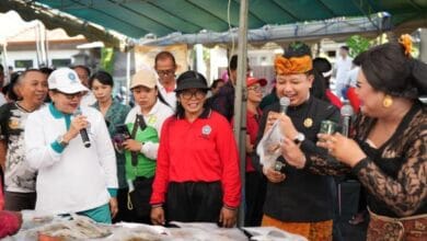Ny Putri Koster didampingi Ny Budiasih Dirga saat menghadiri kegiatan Pasar Rakyat PKK Provinsi Bali di Tabanan