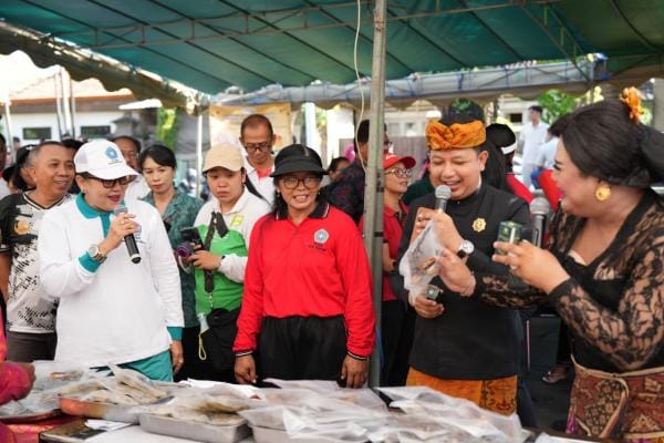 Ny Putri Koster didampingi Ny Budiasih Dirga saat menghadiri kegiatan Pasar Rakyat PKK Provinsi Bali di Tabanan