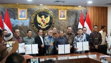 Bupati Wayan Adi Arnawa menandatangani Perjanjian Kerja Sama Pengolahan Sampah menjadi Energi Listrik (PSEL) di Ruang Rapat Utama Lantai 3, Gedung Kementerian Koordinator Bidang Pangan, Jalan Imam Bonjol No.61, Jakarta Pusat.jpg