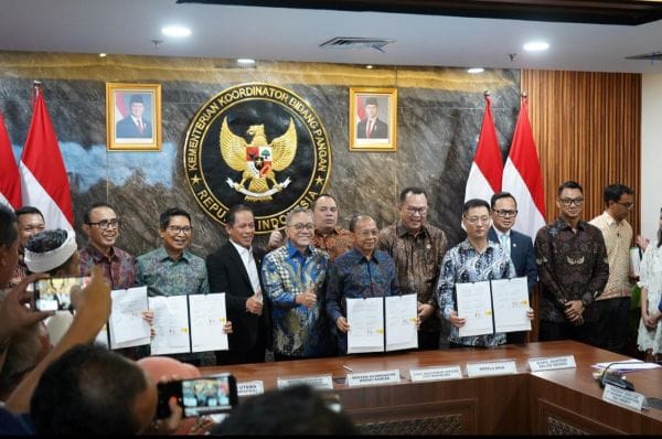 Bupati Wayan Adi Arnawa menandatangani Perjanjian Kerja Sama Pengolahan Sampah menjadi Energi Listrik (PSEL) di Ruang Rapat Utama Lantai 3, Gedung Kementerian Koordinator Bidang Pangan, Jalan Imam Bonjol No.61, Jakarta Pusat.jpg