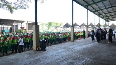 Plt. Kepala DLHK Badung I Made Agus Aryawan saat memberi pengarahan kepada petugas kebersihan di TPST Mengwitani