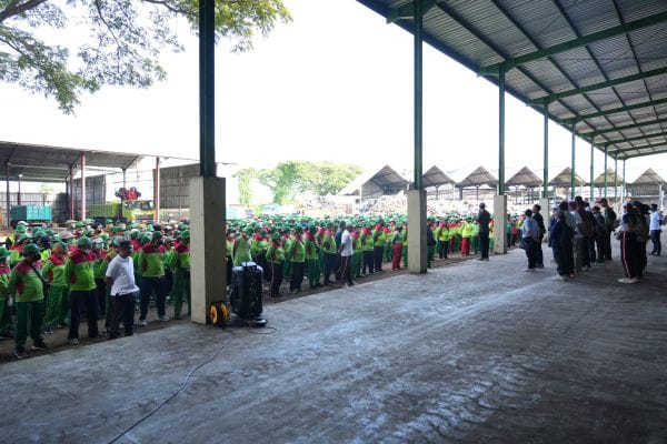 Plt. Kepala DLHK Badung I Made Agus Aryawan saat memberi pengarahan kepada petugas kebersihan di TPST Mengwitani