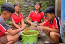 Siswa-siswi SD 5 Gubug memperagakan proses pembuatan Pocaris