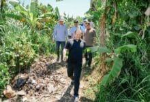 Wabup Bagus Alit Sucipta, meninjau langsung lokasi pengelolaan bahan kompos di kawasan Taman Bung Karno, Desa Penarungan, Kecamatan Mengwi