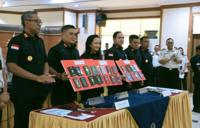Barang bukti yang disita dari WNA bermasalah yang terjaring Patroli Dharma Dewata Imigrasi Bali