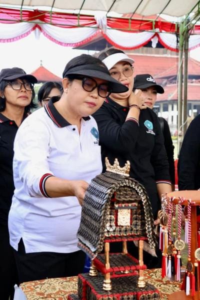 Bunda Rai hadiri program berbelanja dan berbagi di Klungkung