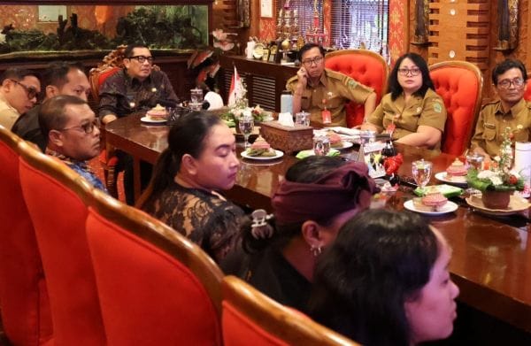 Bupati Sanjaya mendengarkan pemaparan kesiapan Tabanan mengikuti PKB 2026