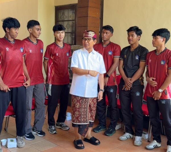 Bupati Wayan Adi Arnawa resmi melepas tim sepak bola PS Badung untuk berlaga dalam kompetisi Liga 4 Nasional di Rumah Jabatan Bupati Badung