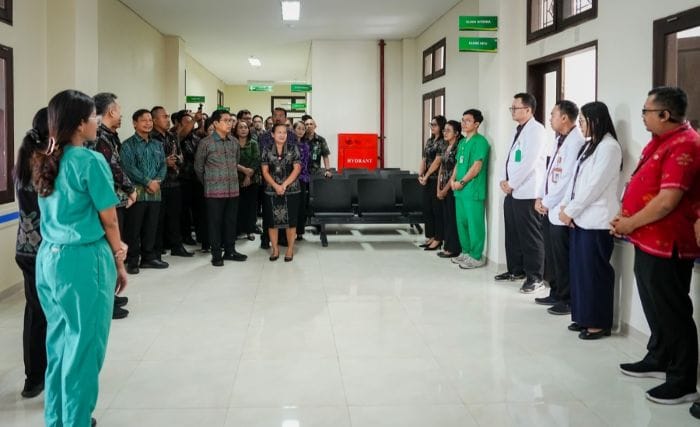 Bupati Wayan Adi Arnawa saat meninjau kesiapan operasional RSUD Giri Asih di Desa Blahkiuh, Kecamatan Abiansemal