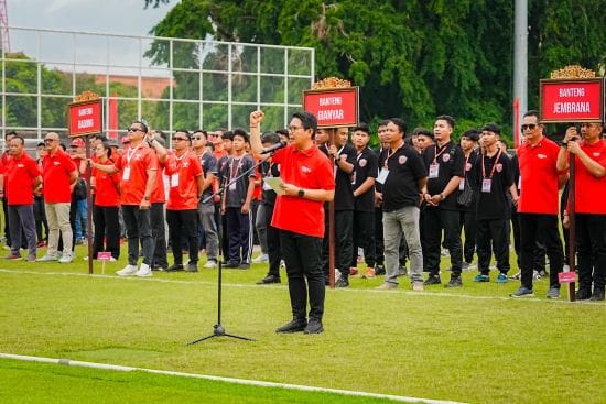 Ketua Panitia Liga Kampung Soekarno Cup III Bali, I Wayan Adi Arnawa saat melaporkan hasil kejuaraan