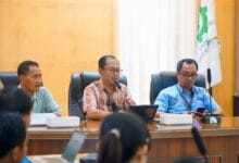 Manager PLN UP2D Bali Petrus Irwan Ichwansaputra (tengah) sedang memberikan arahan kepada operator command centre didampingi Manajemen Mitra Kerja Penyedia Tenaga Operator Command Centre