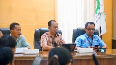 Manager PLN UP2D Bali Petrus Irwan Ichwansaputra (tengah) sedang memberikan arahan kepada operator command centre didampingi Manajemen Mitra Kerja Penyedia Tenaga Operator Command Centre