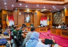 Bupati Wayan Adi Arnawa saat hadiri rapat koordinasi Pembangunan PSEL Denpasar Raya kawasan Benoa di Ruang Rapat Kertha Sabha, Kompleks Rumah Jabatan Gubernur Bali serta ke lokasi proyek PSEL Denpasar Raya