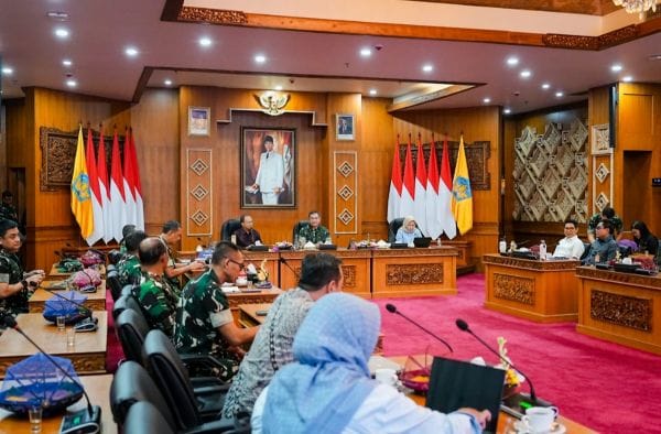 Bupati Wayan Adi Arnawa saat hadiri rapat koordinasi Pembangunan PSEL Denpasar Raya kawasan Benoa di Ruang Rapat Kertha Sabha, Kompleks Rumah Jabatan Gubernur Bali serta ke lokasi proyek PSEL Denpasar Raya
