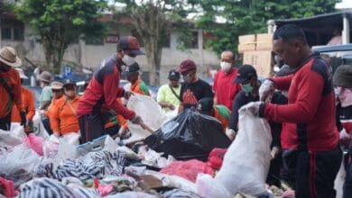 Proses pemilahan sampah yang dibuang warga di Kota Tabanan lewat program Kegiatan Resik Sampah Ngayah Ring Pertiwi