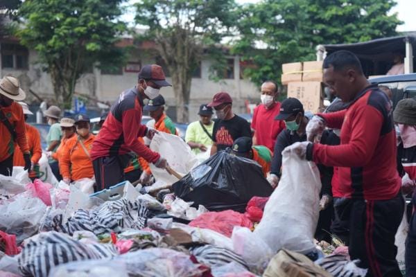 Proses pemilahan sampah yang dibuang warga di Kota Tabanan lewat program Kegiatan Resik Sampah Ngayah Ring Pertiwi