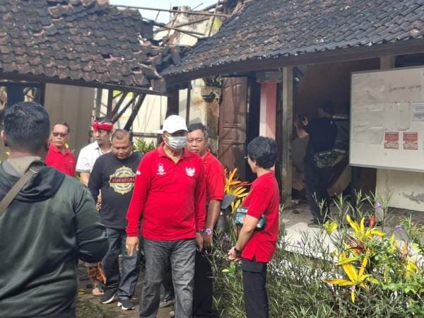 Wabup I Made Dirga saat meninjau SD 3 Sembung Gede, Kerambitan yang ambruk