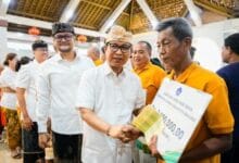 Bupati Wayan Adi Arnawa bersama Wabup Bagus Alit Sucipta menyerahkan Bantuan Sosial menjelang Hari Waisak sebesar Rp 2 juta per KK kepada umat Buddha ber-KTP Badung di Balai Serba Guna Dharma Semadhi, Vihara Dharmayana, Kelurahan Kuta