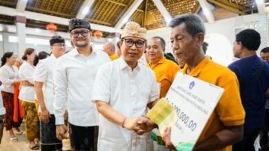 Bupati Wayan Adi Arnawa bersama Wabup Bagus Alit Sucipta menyerahkan Bantuan Sosial menjelang Hari Waisak sebesar Rp 2 juta per KK kepada umat Buddha ber-KTP Badung di Balai Serba Guna Dharma Semadhi, Vihara Dharmayana, Kelurahan Kuta