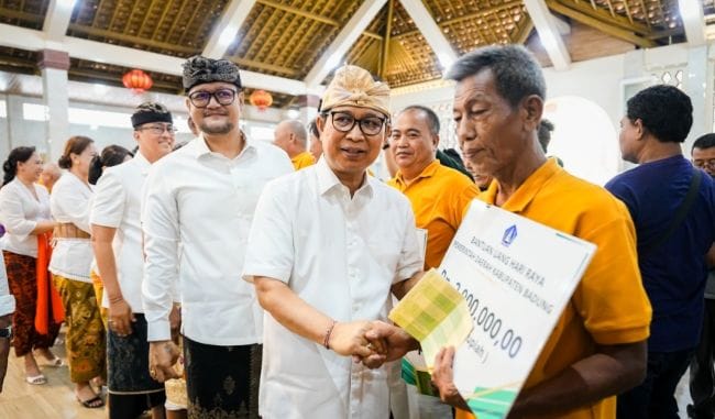 Bupati Wayan Adi Arnawa bersama Wabup Bagus Alit Sucipta menyerahkan Bantuan Sosial menjelang Hari Waisak sebesar Rp 2 juta per KK kepada umat Buddha ber-KTP Badung di Balai Serba Guna Dharma Semadhi, Vihara Dharmayana, Kelurahan Kuta