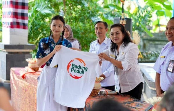 Bunda Anti Narkoba Kabupaten Badung, Nyonya Rasniathi Adi Arnawa membuka Sosialisasi Bahaya Narkoba di SMP Negeri 6 Mengwi