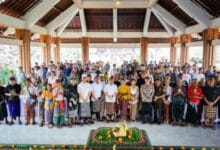 Bupati Adi Arnawa menyerahkan simbolis di Banjar Sekarmukti Petang, Wantilan Pura Dalem Desa Adat Blahkiuh, Abiansemal serta Banjar Tengah Kaler dan Kelod Desa Gulingan Mengwi