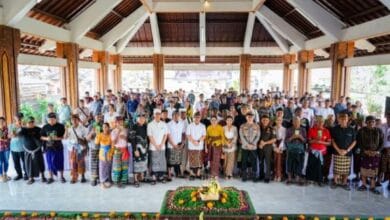 Bupati Adi Arnawa menyerahkan simbolis di Banjar Sekarmukti Petang, Wantilan Pura Dalem Desa Adat Blahkiuh, Abiansemal serta Banjar Tengah Kaler dan Kelod Desa Gulingan Mengwi