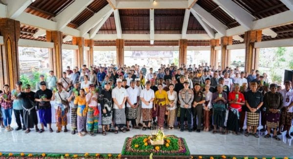 Bupati Adi Arnawa menyerahkan simbolis di Banjar Sekarmukti Petang, Wantilan Pura Dalem Desa Adat Blahkiuh, Abiansemal serta Banjar Tengah Kaler dan Kelod Desa Gulingan Mengwi