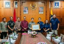Bupati Adi Arnawa saat menerima penghargaan dari Kepala Kantor Regional X BKN Satya Pratama di Ruang Nayaka Gosana I, Puspem Badung