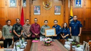 Bupati Adi Arnawa saat menerima penghargaan dari Kepala Kantor Regional X BKN Satya Pratama di Ruang Nayaka Gosana I, Puspem Badung