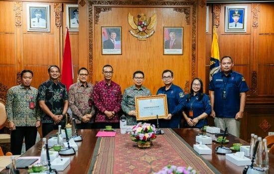 Bupati Adi Arnawa saat menerima penghargaan dari Kepala Kantor Regional X BKN Satya Pratama di Ruang Nayaka Gosana I, Puspem Badung