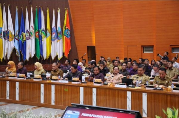Bupati Adi Arnawa saat menghadiri Rakor Monitoring Pelaksanaan Kegiatan Perluasan Piloting Digitalisasi Bansos dipimpin Mendagri Tito Karnavian