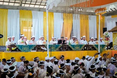 Bupati Badung I Wayan Adi Arnawa bersama Ketua DPRD Badung I Gusti Anom Gumanti menghadiri (upasaksi) puncak Karya Nyawa Wedana Utama di Wantilan Nusa Bangsul, Desa Adat Ungasan, Kuta Selatan