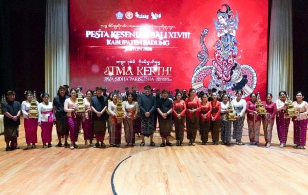 Bupati Wayan Adi Arnawa bersama Wabup Bagus Alit Sucipta saat hadir menutup PKB Kabupaten Badung XLVIII Tahun 2026 di Balai Budaya Giri Nata Mandala, Puspem Badung