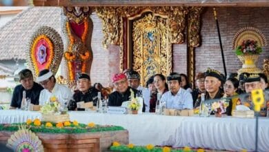 DPRD Badung bersama Pemerintah Kabupaten Badung menyalurkan bantuan keuangan Rp2 juta per Kepala Keluarga (KK) kepada masyarakat Hindu menjelang Hari Raya Galungan dan Kuningan 2026