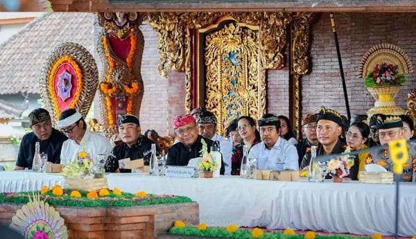 DPRD Badung bersama Pemerintah Kabupaten Badung menyalurkan bantuan keuangan Rp2 juta per Kepala Keluarga (KK) kepada masyarakat Hindu menjelang Hari Raya Galungan dan Kuningan 2026
