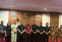 I Made Rai Wirata, memimpin rapat kerja Pansus dalam rangka membahas Raperda tentang Pencabutan Perda 10 Tahun 2010 tentang Penyelenggaraan Administrasi Kependudukan