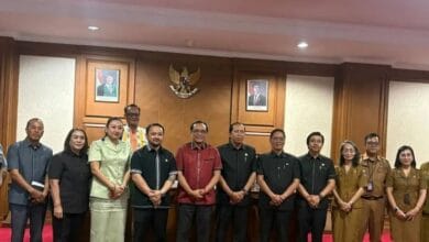 I Made Rai Wirata, memimpin rapat kerja Pansus dalam rangka membahas Raperda tentang Pencabutan Perda 10 Tahun 2010 tentang Penyelenggaraan Administrasi Kependudukan